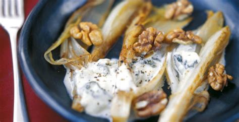 Indiva belga al forno un ottimo contorno per piatti di carne….l'indivia belga è ricca di selenio, e combatte l'invecchiamento e i radicali liberi. Indivia belga al forno con salsa di gorgonzola e noci ...
