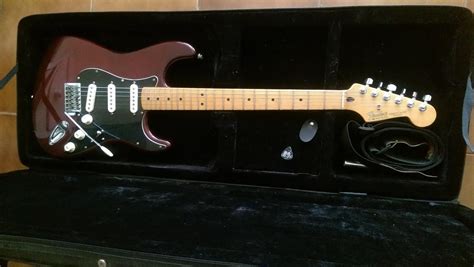 The fender stratocaster, colloquially known as the strat, is a model of electric guitar designed from 1952 into 1954 by leo fender, bill carson, george fullerton and freddie tavares. Fender Stratocaster Mexico , Midnight Wine 2003 - R$ 3.900 ...