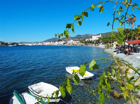 Mit einem türkischen segelboot die küste entlang segeln, baden an den atemberaubenden buchten der ägäis und sich in den bars in bodrum. Bodrum - Strand - Aktivurlaub