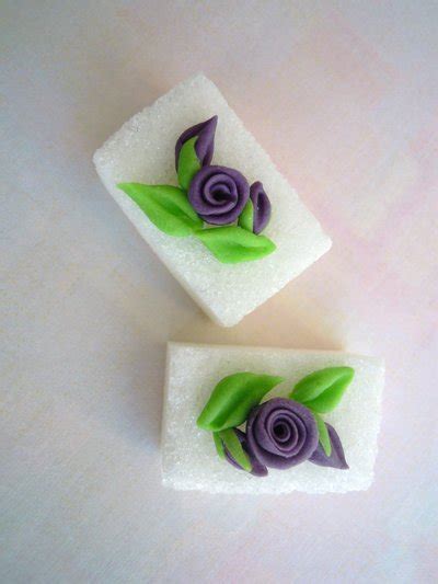 Ho sempre odorato usare le zollette di zucchero decorate, per dolcificare il tè del pomeriggio. zollette di zucchero decorati in pasta di zucchero - Cake design -... | su MissHobby