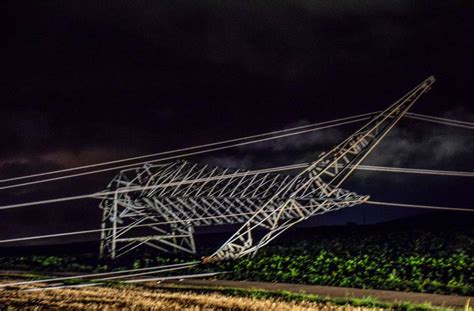 Es drohen neue lokale unwetter durch extremen starkregen in teilen von baden württemberg. Unwetter im Südwesten: Hochspannungsmast stürzt auf Autobahn bei Sinsheim - Baden-Württemberg ...