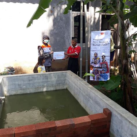 Si ibu menanggung 8 orang termasuk suaminya yang sakit. Bantuan Bibit Lele untuk Bantu Warga Terdampak Pandemi ...