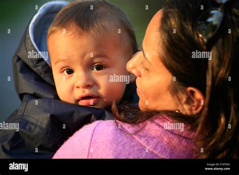 Madre E Hijo Fotografía De Stock Alamy