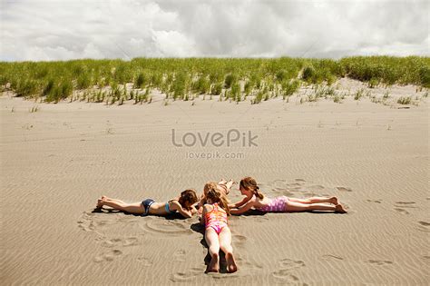 躺在沙灘上的女孩圖片素材 圖片尺寸5700 × 3800px 高清圖案501485047