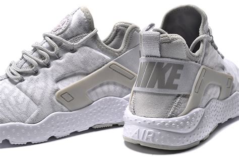 Selecciona una talla más de la que habitualmente usas. air huarache light sample,nike air huarache ultra gris femme