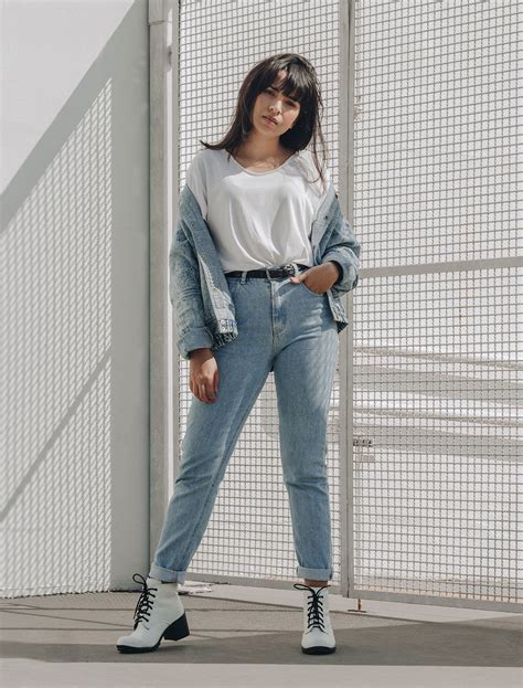 Embrace the relaxed fit and opt for slim mom jeans teamed with a floral blouse. High waisted slim mom jeans - Emohic.com.hk