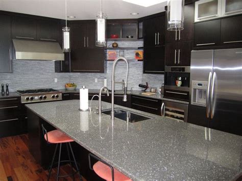 Espresso kitchen cabinets always finds its place in kitchen, either as a flat wood or cabinets, but that does not mean your kitchen has to be a dull space. Espresso cabinets, grey granite countertop | Espresso ...