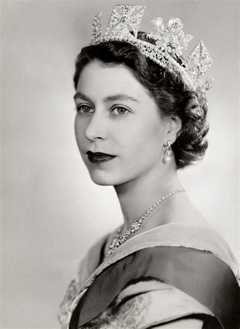 The Queen Portraits Of A Monarch Windsor Castle Cellophaneland