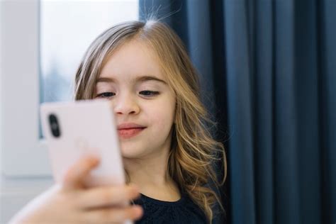 Portrait D Une Jolie Fille Prenant Selfie Avec T L Phone Portable Photo Gratuite