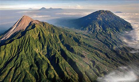 Indonésia Monte Merapi Entrou Em Erupção Duas Vezes No Domingo De