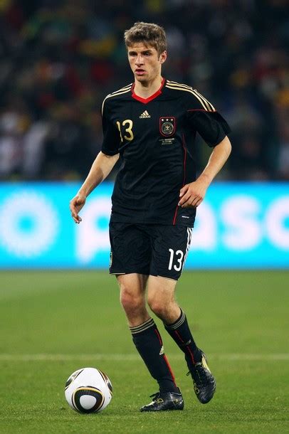 Thomas müller wurde am 13.09.1989 geboren. Sports Stars: FIFA world cup 2010 Thomas Muller in action