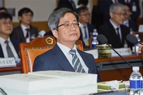 '드루킹 댓글조작'에 공모한 혐의 등으로 재판에 넘겨진 김경수 경남도지사에 대해 대법원이 징역형을 확정한 데 대해 the300늦었지만 대법원 판결 환영, 최소한의 양심은 존재한다는 점 위안. 김명수 대법원장 '김경수 실형' 판결 논란에 "적절치 않다 ...