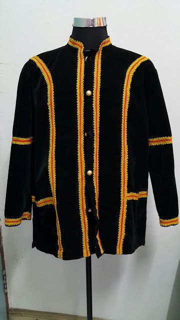 Pakaian tradisional suku kaum kadazan penampang baju ini selalunya menggunakan kain hitam yang bersulamkan benang emas. BORNEO TRADISIONAL COSTUME: Pakaian kadazan Lelaki