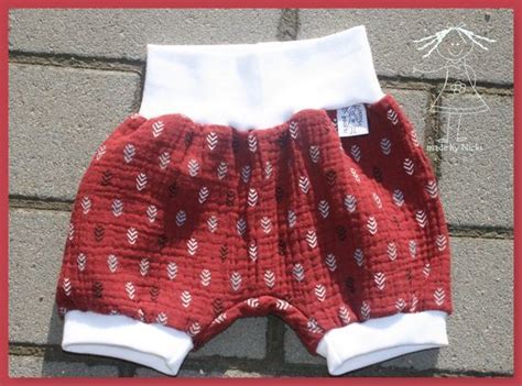 Der schnitt ist perfekt für große windelpopos und tragebabys, denn er den schnittmusterbogen unbedingt in farbe aus ausdrucken. Kostenloses Schnittmuster Kurze Pumphose von Lybstes in ...