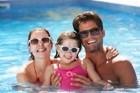 familie spaß in swimming pool stock bild colourbox
