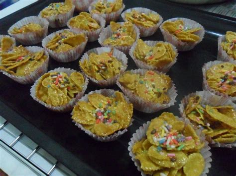 Cairkan buttercup dengan gula perang dalam kuali.bila dah cair, tutuplah api takkan biarkan terbakar. DUNIA KECIL KITA .: Cornflakes Madu kuih ke biskut?