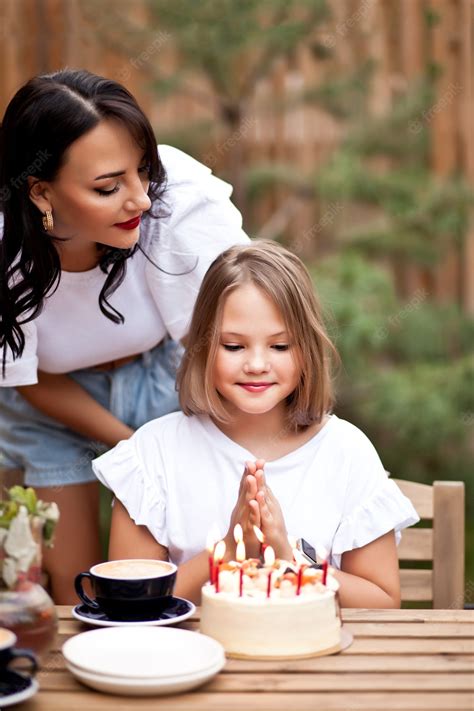 Feliz Niña Adorable Con Mamá Celebrar Con Pastel De Cumpleaños En La