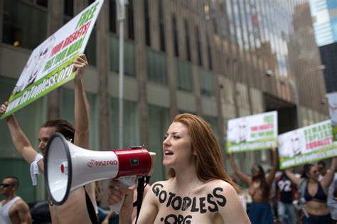 “여성도 가슴 노출 허용해달라” 시위
