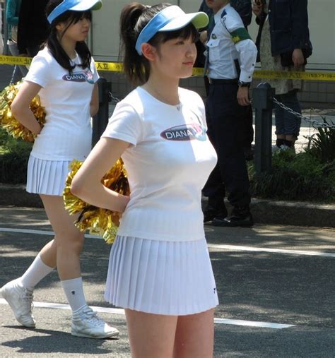 【画像】巨乳まんさん、服の上から揉んでってお ぱい主張してくる bakuwaro 暇つぶしニュースを毎日お届け