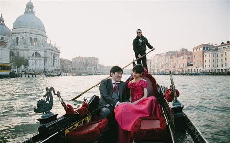 Romantic Honeymoon On A Venetian Gondola Flytographer