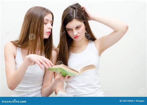 Twee Mooie Tieners Die Boek Samen Lezen Stock Foto Image Of Gezicht Geïsoleerd 33213960