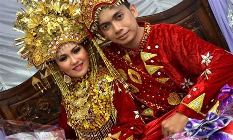 Untuk pria, pakaian ulee balang dinamakan sebagai linto baro, sedangkan untuk perempuan dinamakan daro baro. 32+ Keunikan Pakaian Adat Aceh Ulee Balang, Inspirasi Baru!