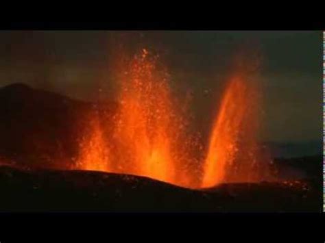 Letusan ini sebenarnya kecil, namun ia terus menerus mengeluarkan material pijar. Gunung Galunggung meletus 1982 - YouTube