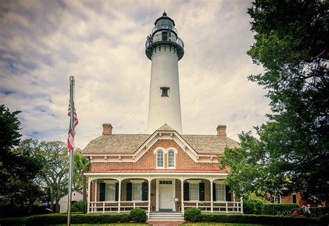 St Simons Island Lighthouse And Keepers Cottage Photograph By Joan