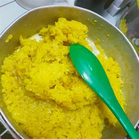 Panaskan santan pekat di dalam periuk dan masak. Cara Pantas Masak Pulut Kuning. Terus Kukus, Guna Santan ...