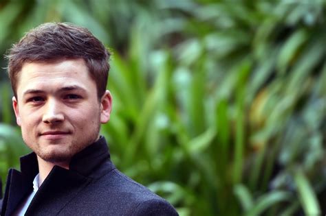Taron egerton stars in the animated musical 'sing' and he decided to show us his vocal abilities by singing a few popular tunes. You'll be able to catch up with Taron Egerton's 'gritty ...