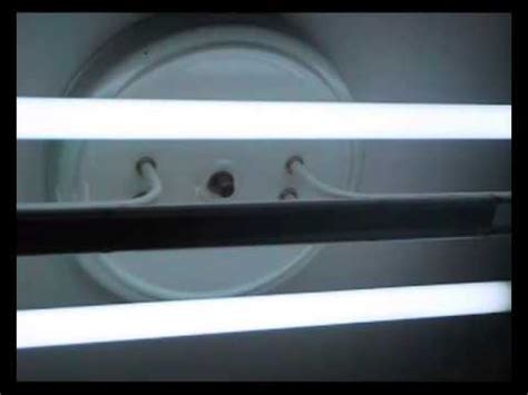 Una bombilla o foco común emite luz por incandescencia. Por qué parpadea la fluorescente, es dañino,..? - YouTube