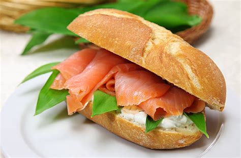 Sanduíche de salmão cream cheese e rúcula um lanche saudável