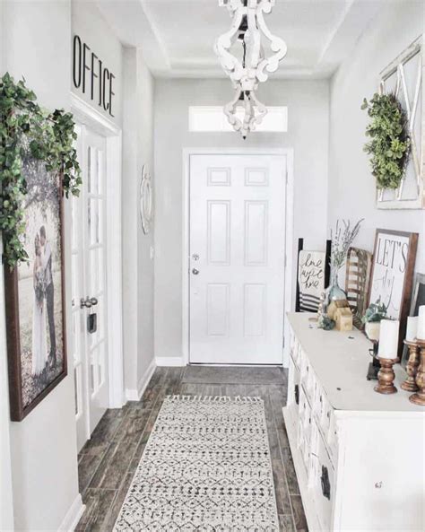 31 Cozy And Inviting Farmhouse Entryway Decorating Ideas