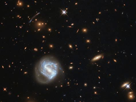 Telescópio Hubble Registra Incrível Aglomerado De Galáxias