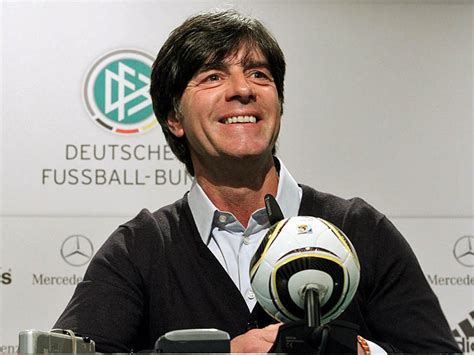 Für einen platz da war die ähm jogi löw zu seinem pressesprecher? Signierte & limitierte DFB-Box von Jogi Löw