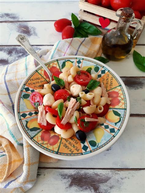 350 gr di penne rigate • 350 gr di pomodori • 200 gr di mozzarella • 100 gr di olive nere. PASTA FREDDA POMODORI MOZZARELLA TONNO - Ketty cucino oggi?
