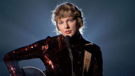 Taylor Swift Goes Back To Her Roots And Bangs With Country Performance Huffpost Entertainment