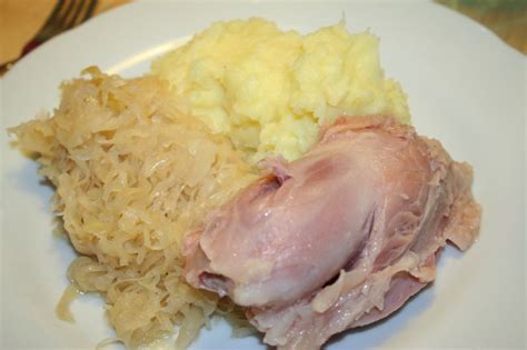 Gepökeltes Eisbein mit Sauerkraut und Kartoffelbrei