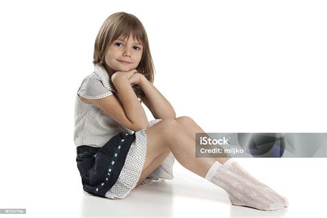 Niedliche Kleine Mädchen Sitzt Und Posieren Mit Einem Lächeln Stockfoto Und Mehr Bilder Von