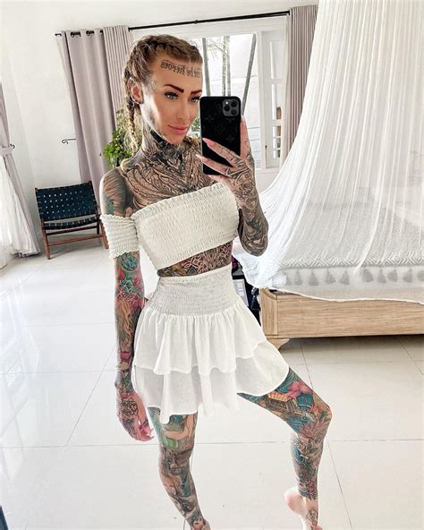 Британка показала как она выглядела бы без своих татуировок nakonu com