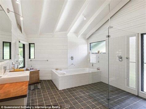 Margot Robbie Sets Her Sights On A 13 Million Bryon Bay House Top