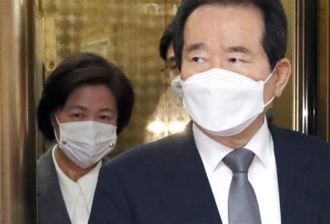 윤 총창은 이날 오후 2시 대검찰청 현관에서 오늘 총장을. 여권 '동반사퇴'엔 부정적… '윤석열 자진사퇴' 다시 압박 ...