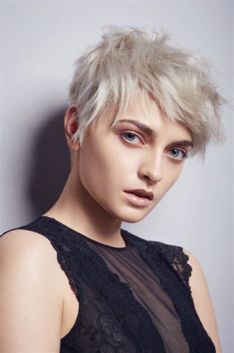 Le court blanc polaire | Coupe courte blonde, Coiffures ...