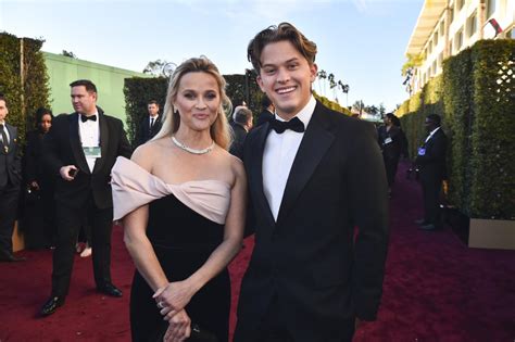 reese witherspoon brings son deacon phillippe to golden globes post divorce from jim toth