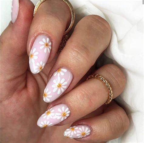 Pin By Zuza W On Nails Inspire Daisy Nails Cute Nails Flower Nails