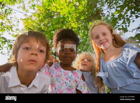 Amable Grupo Interracial De Niños Niñas Y Niños Jugando Juntos En El Parque En El Día De