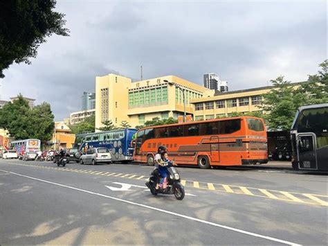 The site owner hides the web page description. 板橋國小接送區變大巴停車格 家長怨危險 - 地方 - 自由時報電子報