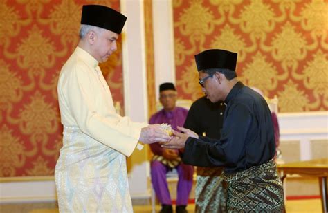 Sejak beberapa minggu lalu, dato' saarani mohamad telah beberapa kali dilaporkan. Faizal Azumu Menteri Besar Perak ke-12 | Politik | Berita ...