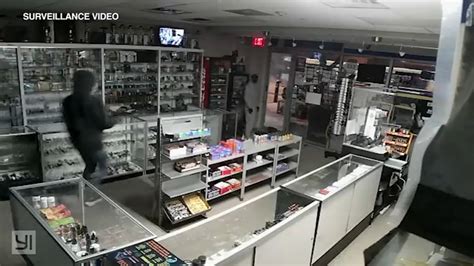 Cpd Investigating Tobacco Shop Smash And Grabs Abc7 Chicago