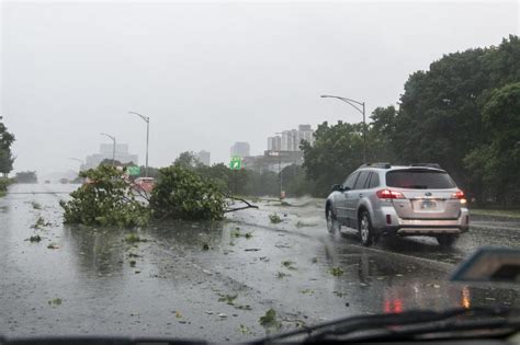The tornado initially touched down near the southern edge of naperville, illinois, before it tracked east through woodridge and burr ridge. Confirman que un tornado tocó tierra en el barrio Rogers ...